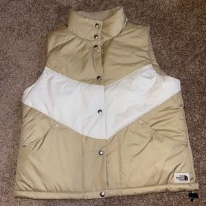 The North Face Sylvester Vest in Hawthorne Khaki/Vintage White